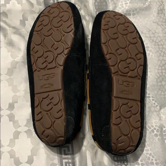 UGG slippers size 8 - Picture 2 of 4